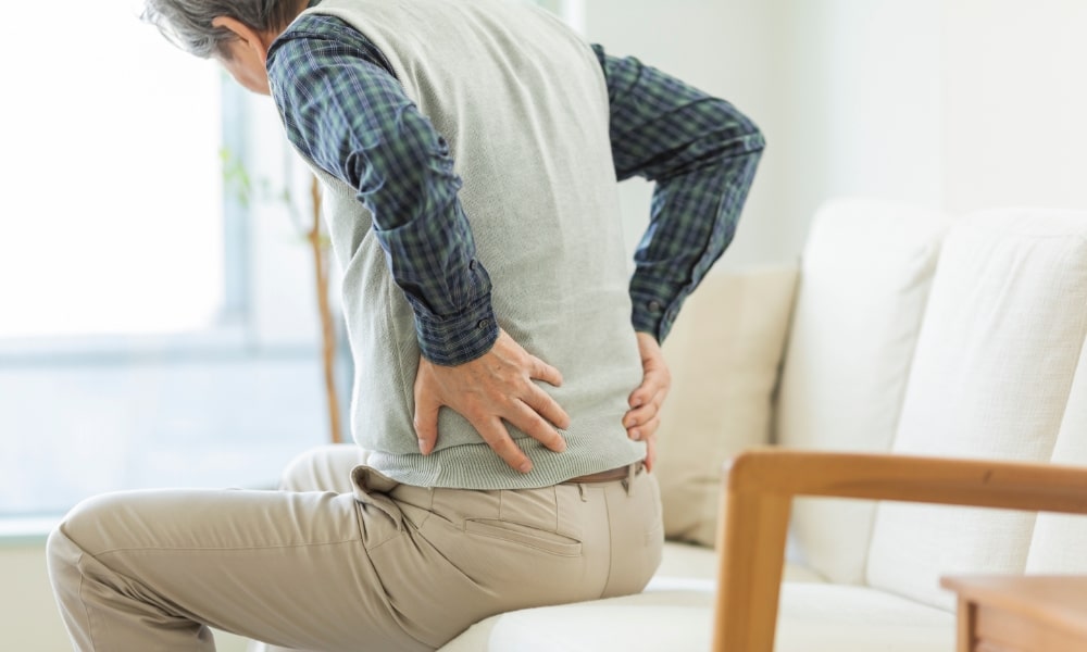 男性の慢性的な腰痛-min