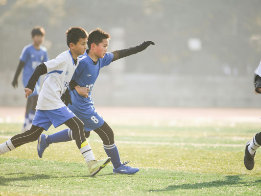 サッカーなどのコンタクトスポーツや回旋運動は分離症のリスク