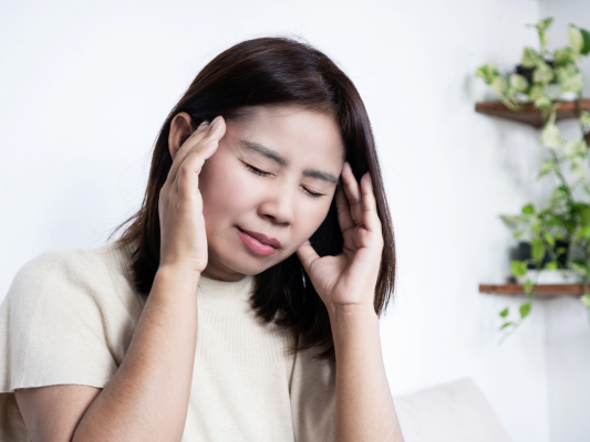 こめかみを中心に、脈打つようなズキンズキンとした痛みがある人