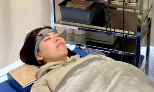 高松メディアス整骨院で行う自律神経改善のアキュスコープヘッドバンド治療